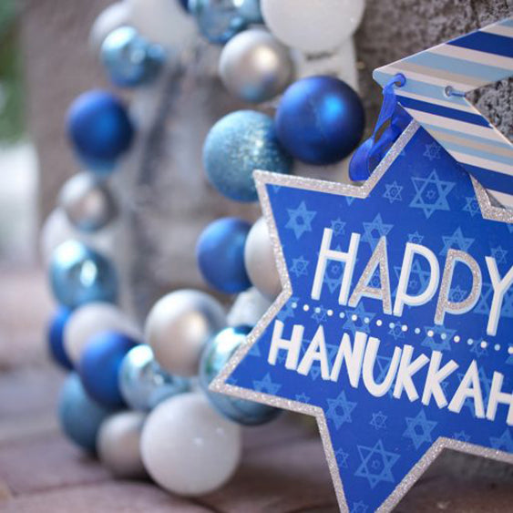 Outdoor Hanukkah Decorations to Brighten Up Your Holiday