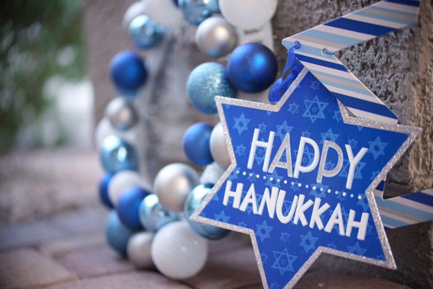 Outdoor Hanukkah Decorations to Brighten Up Your Holiday